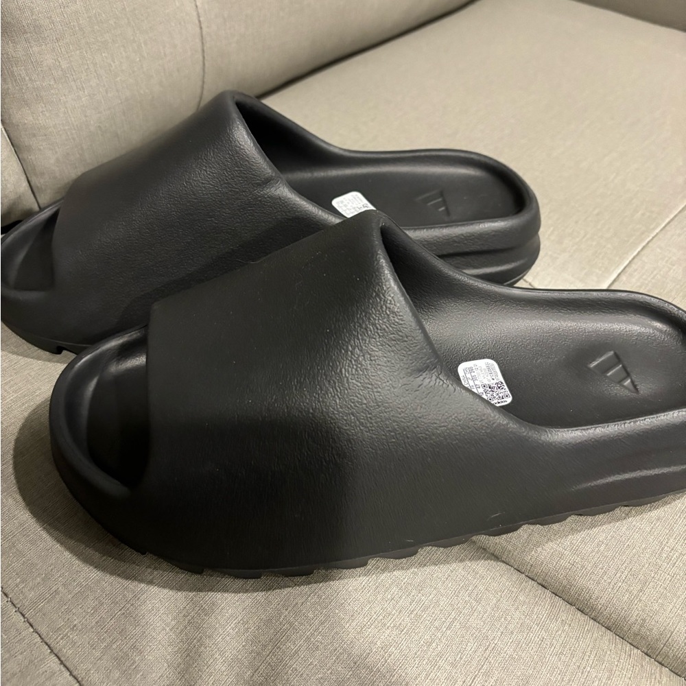 Yeezy onyx slides size 11